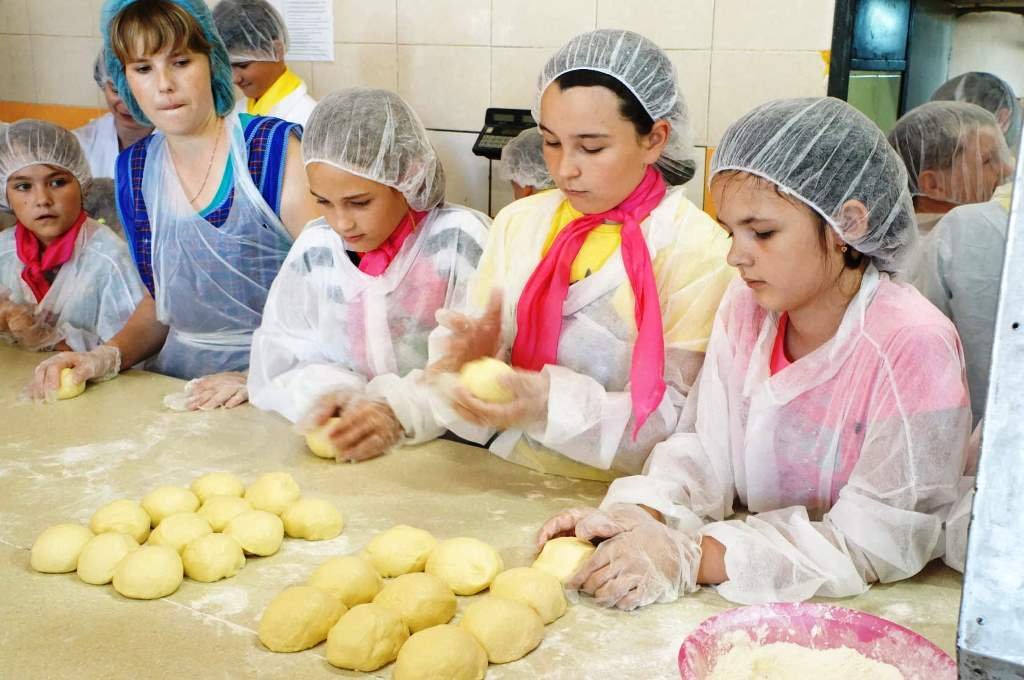 Более 400 работодателей Астраханской области взяли на временные вакансии подростков до 18 лет