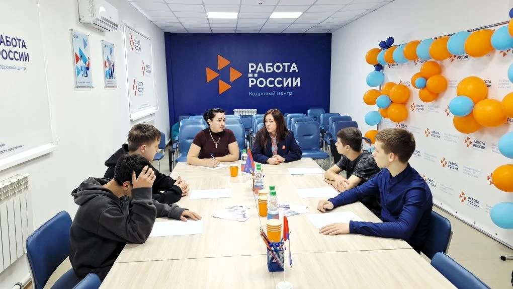 Более 860 подростков на Сахалине получили в этом году временную работу благодаря Кадровому центру