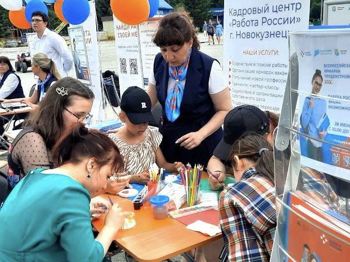 Более 270 многодетных кузбассовцев в 2025 году получили меры поддержки в Кадровом центре