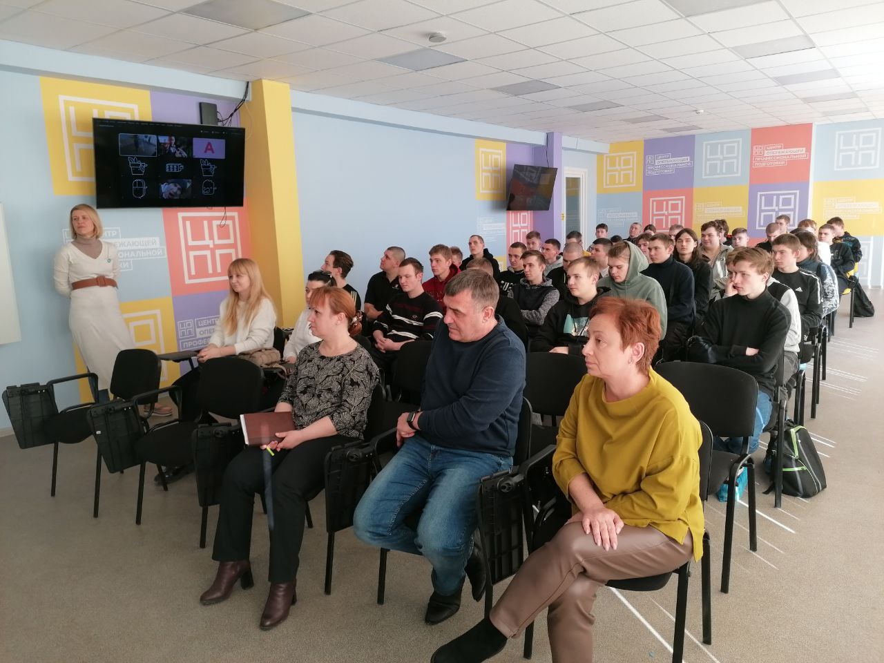 Студентам Орловской области предложили более 100 вакансий на животноводческом предприятии
