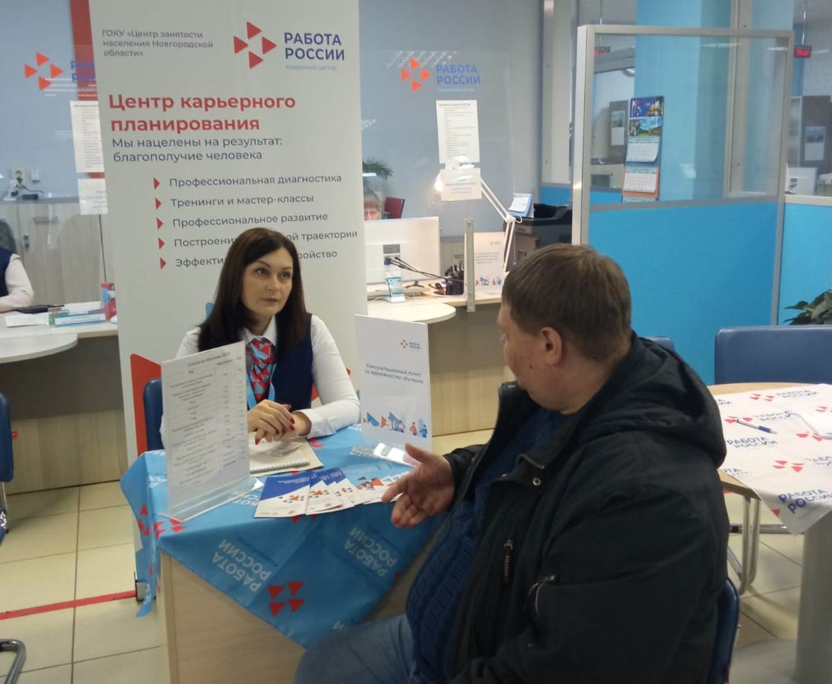 Треть посетителей дня открытых дверей в ЦЗН Великого Новгорода получили приглашение на собеседование