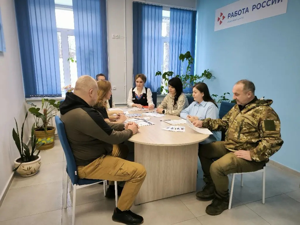 На треть в этом году выросло число трудоустроенных участников СВО в Калуге благодаря Кадровому центру