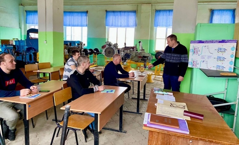 В Брянской области по заказу службы занятости переобучают автолюбителей на трактористов