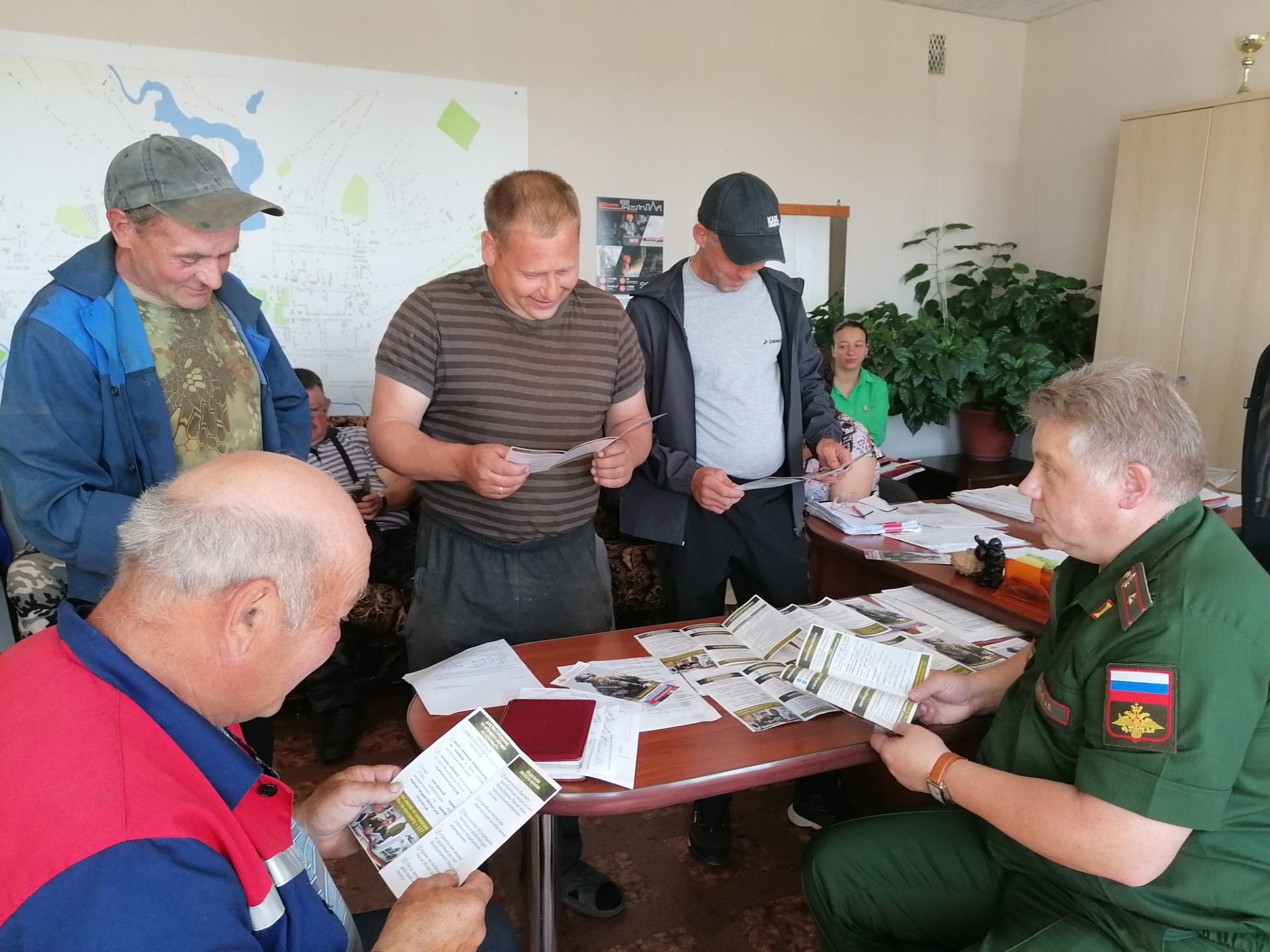 Почти 30 жителей Орловской области заключили контракты на военную службу после консультаций в ЦЗН