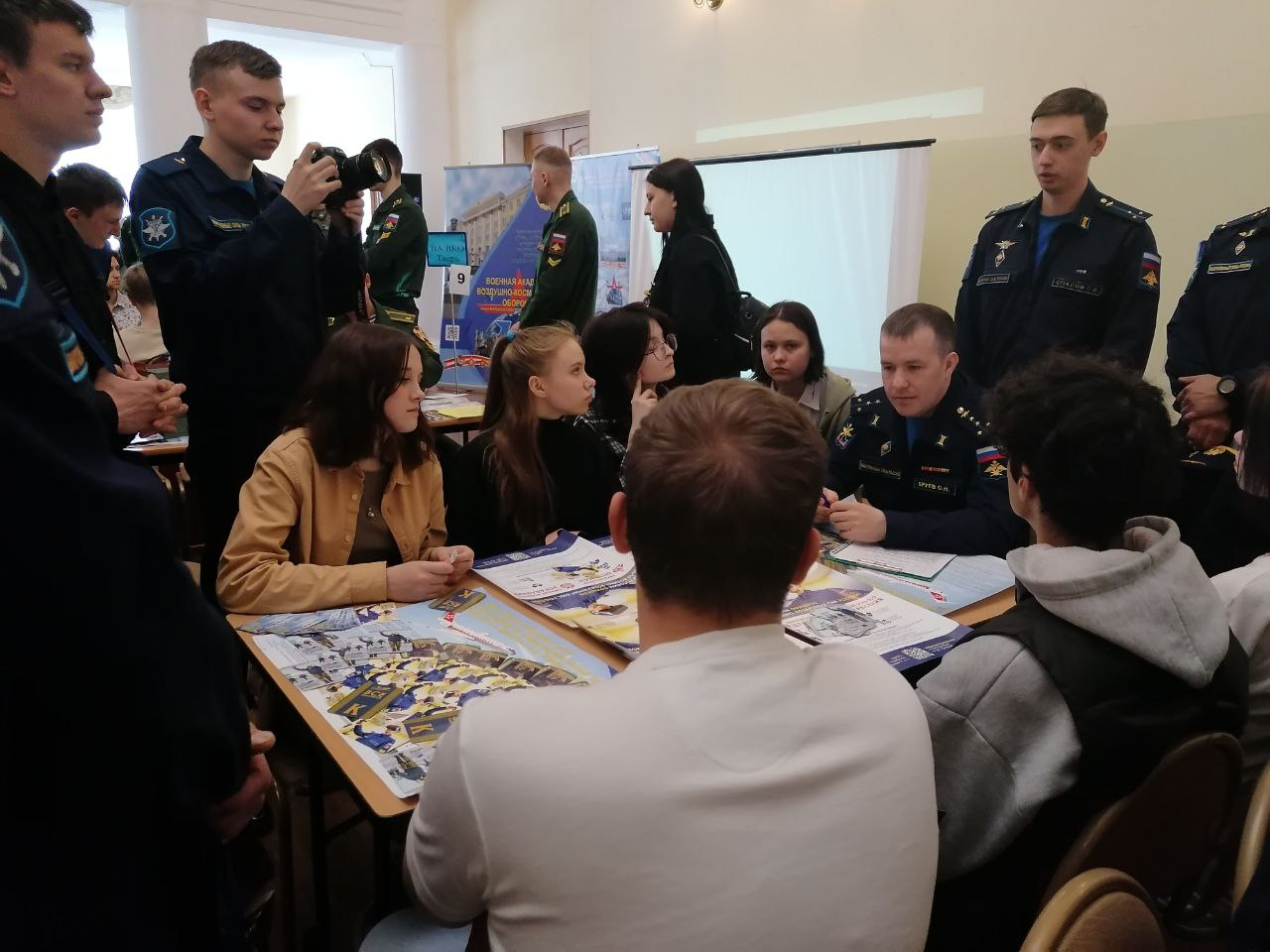 Более 200 школьников Твери прошли профориентацию по военной карьере