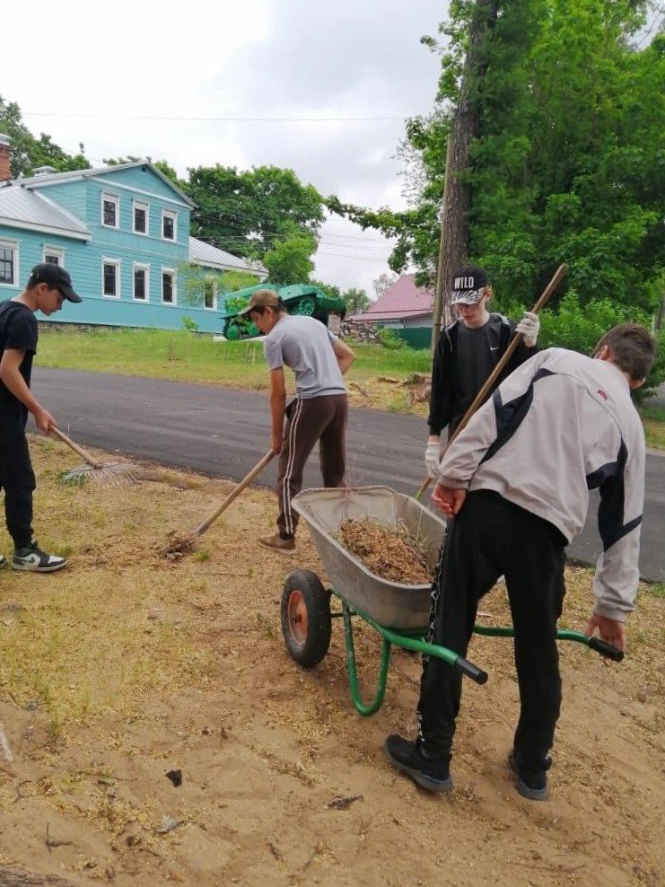 Более тысячи новгородских подростков работали на летних каникулах благодаря службе занятости