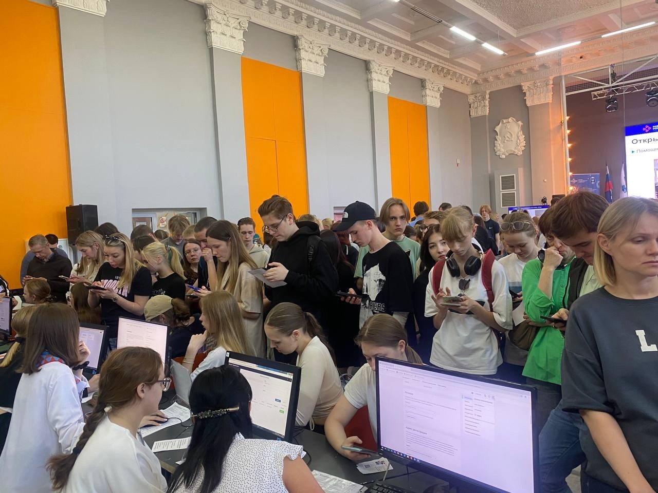 Более 400 подростков прошли собеседования на первой специализированной Ярмарке вакансий в Кирове