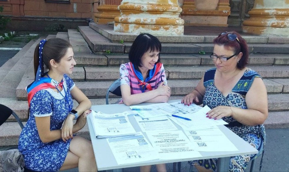 Более 1,3 тыс. граждан получили консультации сотрудников центров занятости ДНР на выездных приемах