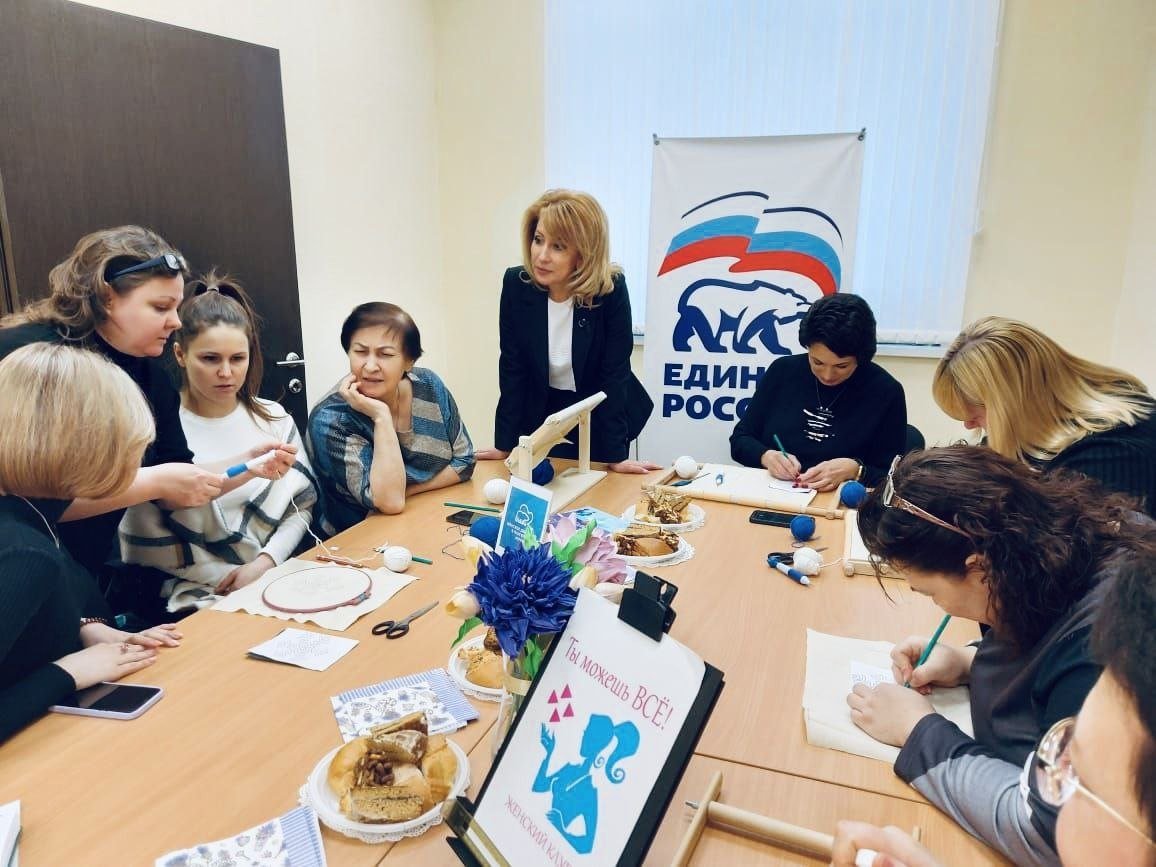 Каждая вторая участница женского клуба при центре занятости в Югре нашла доходное занятие